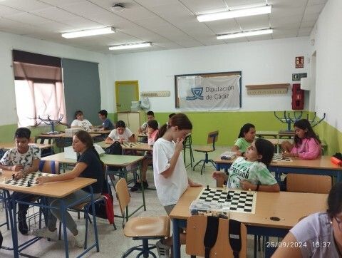 Alumnos jugando al ajedrez