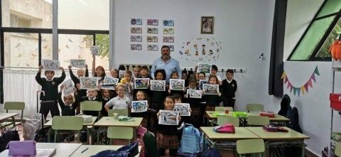 Alumnos jugando al ajedrez