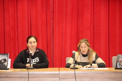 la autora roteña Elena Siles conjunto a la responsable de bibliotecas