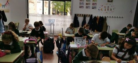 Alumnos jugando al ajedrez