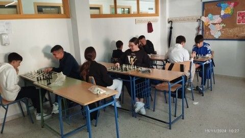 Alumnos jugando al ajedrez
