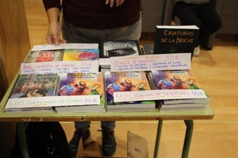 puesto de libros de la autora roteña, Elena Siles, organizado por la librería 'Antídoto'