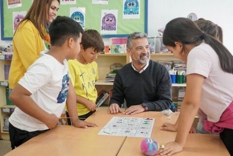 El alcalde de Rota, Javier Ruiz Arana, conjunto a varios alumnos del CEIP Pedro Antonio Alarc&oacute;n