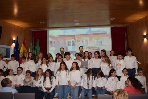 Alumnado del colegio Ntra. Sra. del Perpetuo Socorro que actuaron cantando conjunto al alcalde, Javier Ruiz Arana, y el director del colegio, Javier Garc&iacute;a