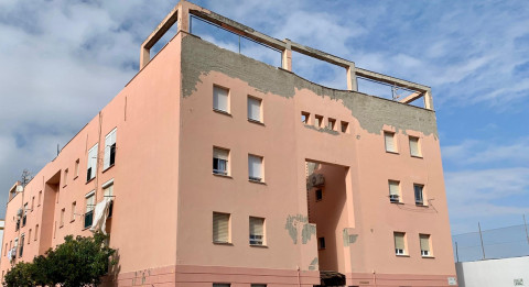 El Ayuntamiento exige a la Junta el arreglo inmediato de las fachadas de los bloques de Patrullera Cormorán