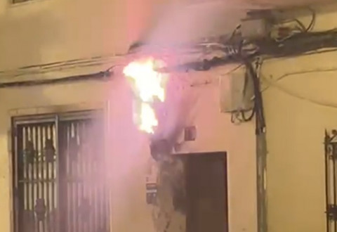 Arde una caja de conexiones eléctricas en calle Calvario