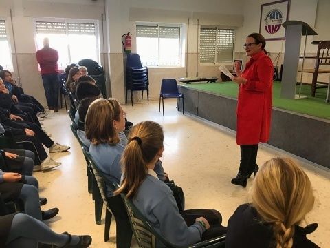 La concejal del PSOE en la charla con alumnos