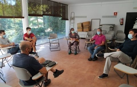 Miembros de la asociaci&oacute;n en reuni&oacute;n