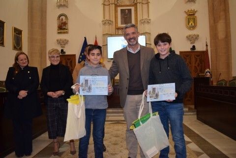 El alcalde de Rota, Javier Ruiz Arana, junto a dos de los premios, Ecarnación Niño y Luisa Fernández