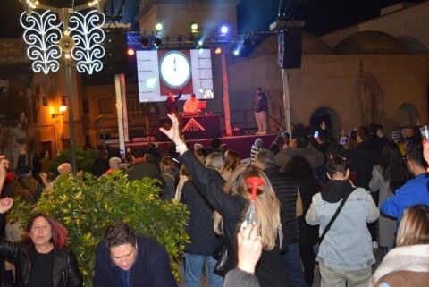 Asistentes pendientes de las precampanas en a las fiesta preuvas