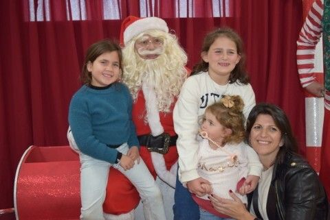 Una familia tomándose una foto con Papá Noel