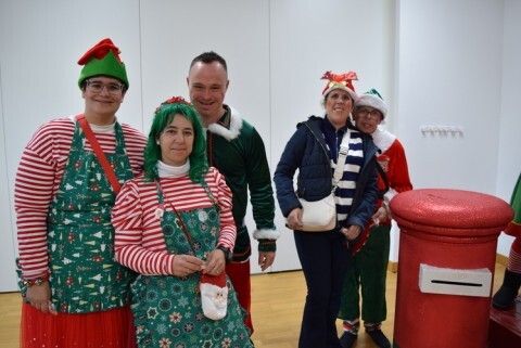 Miembros de la asociación de APDIR vestifos como los elfos de Papá Noel