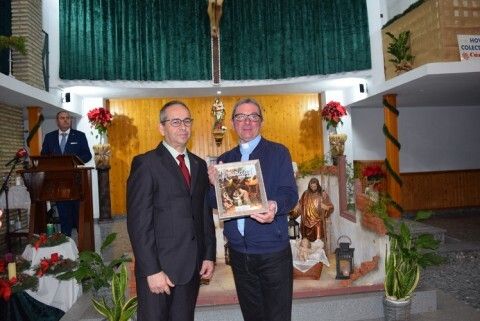 Miguel Moreno Ruda, presidente de la asocación belenista de Rota, con el párroco de la Parroquia 'El Divino Salvador'