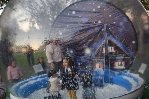 Asistentes jugando en el photocall de Bola de Nieve