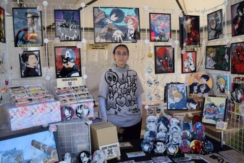 Una de las artistas en su stand del mercadillo friki