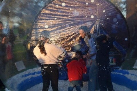 Varios asistentes dusfrutando el photocall