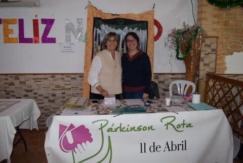 Responsables de la asociacion 'Parkinson Rota Afepa' junto a la mesa de información