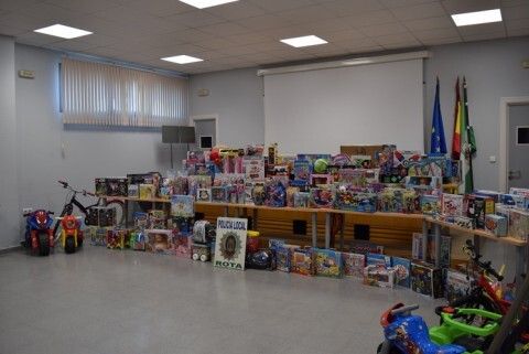 Juguetes recolectados por la Polic&iacute;a Local de Rota para Benet&uacute;sser
