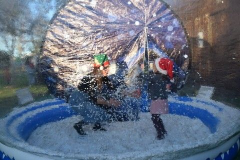 Asistentes jugando en el photocall de bola de Nieve