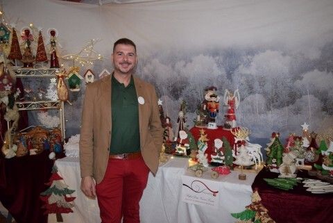 Rafael Verano junto a su puesto de artesanía de talla en madera 'Veararte'