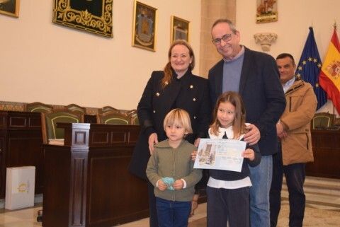 La Teniente Alcalde, Encarnación Niño, junto al premiado