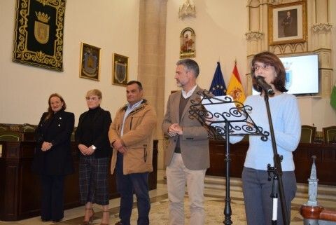 La responsable de prensa del ayuntamiento, Yolanda Peña, junto a la Teniente Alcalde, Encarna Niño, dos delegados municipales y el alcalde de Rota, Javier Ruiz Arana