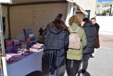 Visitantes mirando los puestos del mercadillo friki navideño