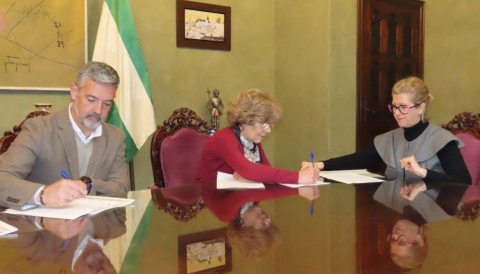 El Ayuntamiento firma la renovaci&oacute;n del convenio con la protectora "Siempre contigo"