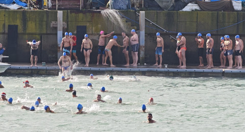 El &uacute;ltimo chapuz&oacute;n del a&ntilde;o re&uacute;ne a 67 valientes en la XIX Traves&iacute;a a Nado "Pedro Machuca"