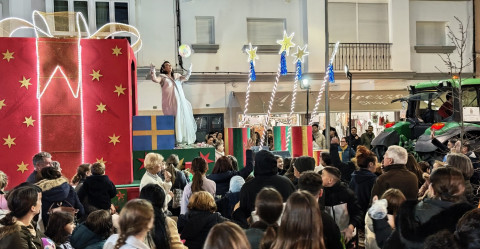 La Estrella de la Ilusi&oacute;n reparte caramelos, balones y alegr&iacute;a en su llegada a Rota