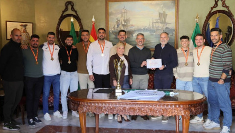 El alcalde recibe al equipo de p&aacute;del que se proclam&oacute; campe&oacute;n en Espa&ntilde;a en 5&ordf; categor&iacute;a